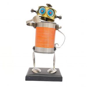 Robot mediano naranja duda